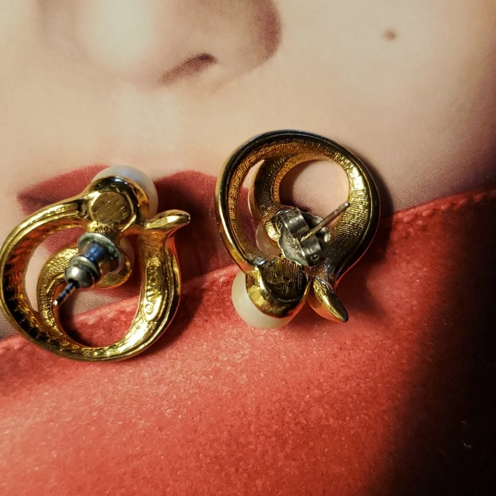 Vintage pearls and gold tone earrings